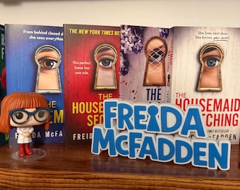 Freida McFadden Bookshelf Sign