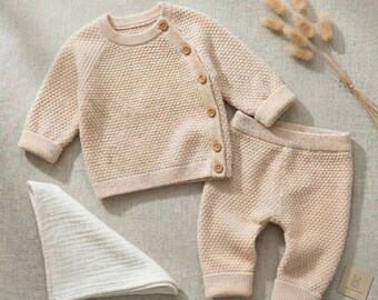 Completo per neonato in morbido cotone lavorato a maglia con bottoni in legno – Abbigliamento neutro per neonati