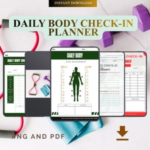 Könnte beinhalten: Digitaler Daily Body Check-In Planner mit grünem und weißem Design. Der Planer enthält Körpermaßtabellen und Fitness-Tracking-Seiten. Das Bild zeigt auch Trainingsgeräte, darunter ein Widerstandsband und Kurzhanteln. Der Text "PNG AND PDF" ist sichtbar.