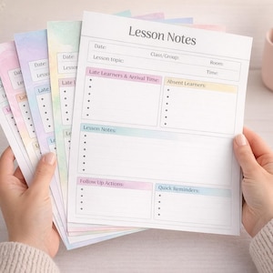 Può includere: Un mucchio di fogli di appunti di lezione con bordi ad acquerello pastello. Il foglio superiore mostra il titolo "Lesson Notes" e sezioni per data, argomento e classe. Tenuti tra le mani di una persona.