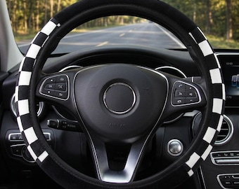 Coprivolante a scacchiera in peluche, accessorio per interni auto a quadri soffice, regalo invernale caldo per auto per donne, nero, bianco e rosso, 38 cm.