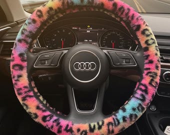 Coprivolante leopardato arcobaleno soffice – Accessorio per auto in peluche con stampa tie-dye