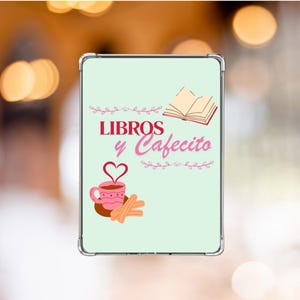 Op de afbeelding: Een lichtgroene tablet hoes met de tekst "LIBROS y Cafecito" in roze letters, met een illustratie van een koffiekopje en kaneelstokjes. Een open boek en bloemmotieven maken het ontwerp compleet.