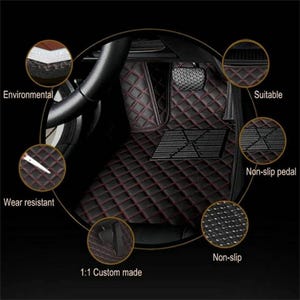 Puede incluir: Alfombrillas negras para coche con costuras rojas en forma de diamante. La imagen destaca caracter&iacute;sticas como la resistencia al desgaste, el antideslizamiento y el respeto al medio ambiente. Las alfombrillas son personalizadas y tienen zonas de pedales antideslizantes.