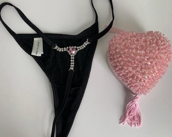 Tanga negra con pedrería estilo años 20 con joyero rosa en forma de corazón – Shirley of Hollywood Lingerie