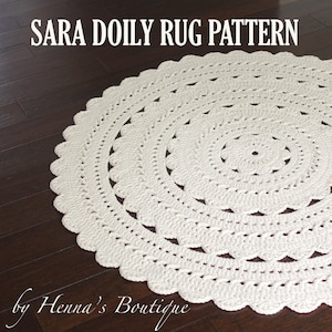 Op de afbeelding: Een crèmekleurig, cirkelvormig vloerkleed met een gehaakt kleedjespatroon. Het vloerkleed heeft concentrische cirkels en een geschulpte rand. Tekst bovenaan luidt "SARA DOILY RUG PATTERN" en onderaan "by Henna's Boutique".