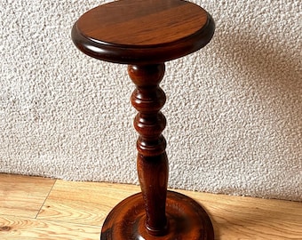 Mesita auxiliar vintage de madera torneada, mesa con pedestal de estilo retro, elegante y cálida madera maciza.