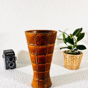 Peut inclure: Ensemble de trois mugs en céramique avec une finition mate et mouchetée. Les tasses sont bleues, vertes et grises. Chaque mug a un design simple et moderne, avec une anse confortable.