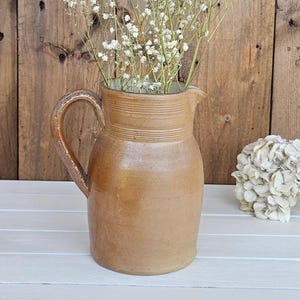 Pichet ancien en grès artisanal – Cruche en céramique naturelle – Décoration campagne française – French Country Decor | Rustic Pottery
