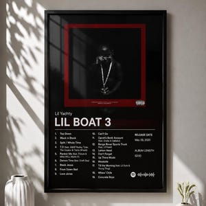 Peut inclure: Une affiche encadrée en noir présentant l'album Lil Boat 3 de Lil Yachty. Le design comprend un portrait central en noir et blanc, une bordure rouge et une liste de dix-neuf titres. Le texte indique la date de sortie 29 mai 2020 et 53:50.