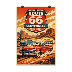 Könnte beinhalten: Ein Poster im Vintage-Stil, das das hundertjährige Bestehen der Route 66 feiert. Das Design zeigt ein rotes Cabriolet, das eine Parade klassischer Autos durch eine Wüstenlandschaft anführt. Das Poster enthält den Text "Route 66 Centennial 1926-2026".