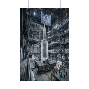 Affiche de la fusée de la mission Artemis 2, reproduction d'art du bâtiment d'assemblage des véhicules de la NASA, décoration d'ingénierie spatiale, affiche intérieure du VAB de la NASA