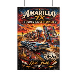 Pode incluir: Um poster de estilo vintage com um carro conversível azul na Rota 66 em Amarillo, TX. O poster inclui o texto "Amarillo TX Route 66 Centennial" e "1926-2026". A obra de arte retrata Cadillac Ranch e um pôr do sol.