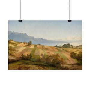 Puede incluir: Una impresión de paisaje que presenta una ladera con campos de varios colores y texturas. Los campos están divididos en parcelas rectangulares, con un lago y montañas al fondo. El cielo es de color azul claro.