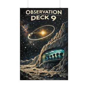 Op de afbeelding: Een poster met een ruimte-thema illustratie. Het kunstwerk toont een rotsachtig landschap met een gebogen raam dat buitenaardse figuren onthult. Boven staat de tekst "OBSERVATION DECK 9" tegen een sterrenachtergrond, met een helder hemellichaam.