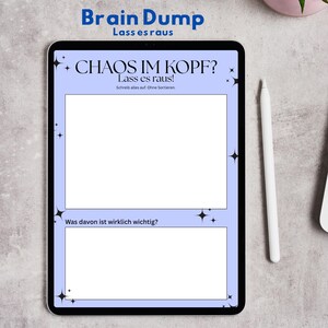 Könnte beinhalten: Ein digitales Tablet mit einer "Brain Dump" Vorlage mit dem Text "CHAOS IM KOPF? Lass es raus!" und "Was davon ist wirklich wichtig?" Ein weißer Stift liegt neben dem Tablet. Das Tablet hat einen hellblauen Hintergrund mit Sternen.