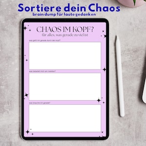 Könnte beinhalten: Ein digitales Tablet mit hellviolettem Bildschirm, das eine deutsche Brainstorming-Vorlage mit dem Titel "Chaos im Kopf?" anzeigt. Die Vorlage enthält Aufforderungen zur Organisation von Gedanken. Ein weißer Stift liegt neben dem Tablet.