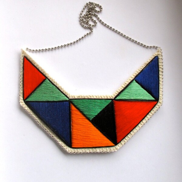 Textile Kette geometrische Dreiecke in sch&ouml;nen Farben rot, gr&uuml;n orange, blau und schwarz bestickt