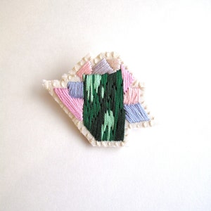 Abstract mineral brooch gem inspiration hand embroidered in ombre green with pink and lavender thread on cream muslin and cream felt zdjęcie 2