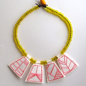Bordado geométrico collar colgantes rosa caliente con granos comercio nativo americano amarillo transparente con palanca ámbar etíope