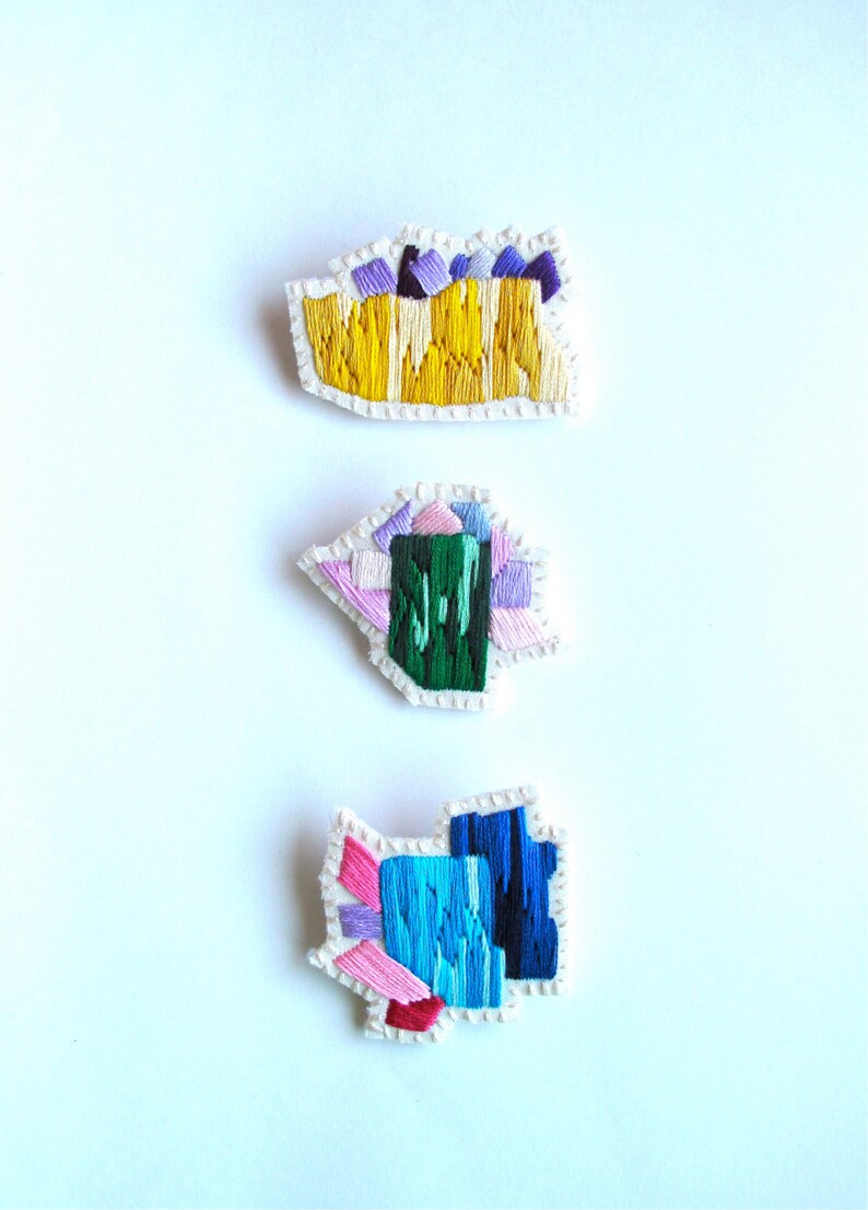 Abstract mineral brooch gem inspiration hand embroidered in ombre green with pink and lavender thread on cream muslin and cream felt zdjęcie 4