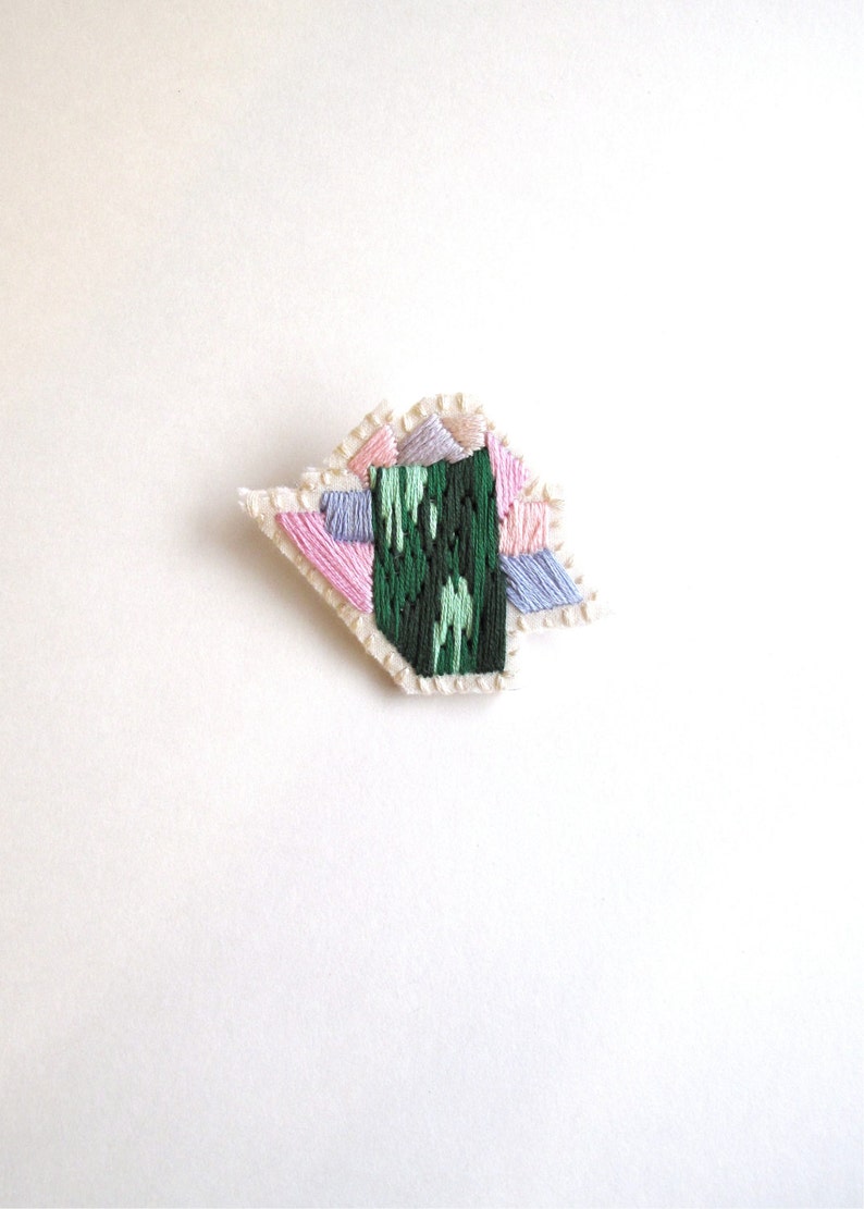 Abstract mineral brooch gem inspiration hand embroidered in ombre green with pink and lavender thread on cream muslin and cream felt zdjęcie 1
