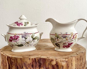 Juego de té vintage con lechera y azucarero con tapa, porcelana fina / Hecho en Indonesia / Servicio de té y café floral / Utensilios de cocina estilo cottagecore /