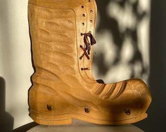 Llavero vintage de madera tallada a mano con forma de botas vaqueras y cordones de cuero / Decoración rústica / Hecho en Canadá