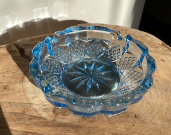Cenicero indonesio vintage de vidrio azul prensado de los años 70 / Cristalería de colección / Cenicero retro con forma de estrella / Plato multiusos / Plato para joyas /