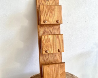 Organizador de correo de pared de madera vintage / Portacartas de madera hecho a mano con ganchos para llaves / Estante para cartas y llaves / Decoración de granja
