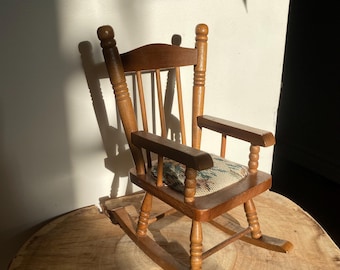 Mecedora de madera vintage con cojín / Mecedora en miniatura para muñecas / Muebles para casa de muñecas / Hecho en Taiwán /