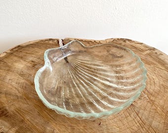 Plato vintage de concha de cristal transparente con bordes festoneados / Plato para joyería de concha / Decoración náutica costera para el hogar / Decoración de tocador /