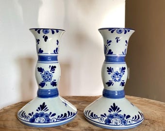 Vintage set med 2 Delftblå vita ljusstakar handmålade | Holländska Holland ljusstakar | Blå och vit inredning | Bondgårdsaccenter