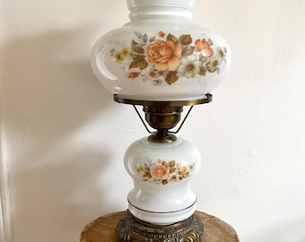 Lámpara de huracán eléctrica grande vintage de cristal opalino con base de latón / Lámpara de Lo que el viento se llevó / Lámpara de mesa floral / Lámpara de salón / Lámpara victoriana /