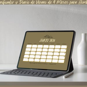 May include: A digital tablet displaying a June 2026 calendar with a mountain graphic. The tablet is on a keyboard, with a white mug, a white vase, and a stylus nearby. The text at the top reads "Planificador y Diario de Verano de 4 Meses para Hombres".
