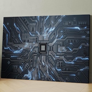 Può includere: Stampa su tela raffigurante una dettagliata rappresentazione di un circuito stampato per computer. Il design è prevalentemente grigio scuro con accenti blu brillante, creando un'estetica futuristica. L'opera d'arte è appoggiata a un muro, con una pianta in vaso in primo piano.