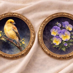 Pode incluir: Dois pratos decorativos redondos com molduras douradas. Um prato apresenta um pássaro amarelo empoleirado em um galho com flores amarelas. O outro prato exibe amores-perfeitos roxos e amarelos. Ambos os pratos têm um fundo azul escuro.
