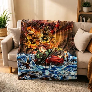 Könnte beinhalten: Eine weiche Decke mit einer lebendigen Illustration im Anime-Stil. Das Design zeigt mehrere Charaktere in einer dynamischen Action-Szene mit Wasserelementen. Die Farbpalette umfasst Blau-, Rot-, Grün- und Brauntöne.