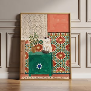 Może przedstawiać: Oprawiony wydruk artystyczny przedstawiający białego kota z czarnymi znaczeniami siedzącego na zielonym stole z niebieską gwiazdą. Tło obejmuje wzorzystą ścianę z kwiatowymi i geometrycznymi wzorami oraz roślinę doniczkową.