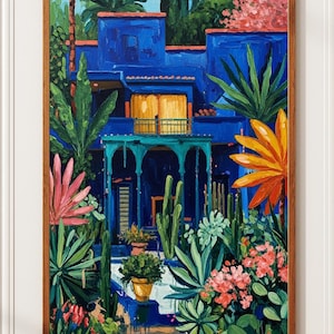 Könnte beinhalten: Ein lebendiges Gemälde eines blauen Gebäudes mit Balkon, umgeben von üppigem Grün und bunten Blumen. Das Kunstwerk ist in einem Holzrahmen gerahmt und zeigt ein mediterranes oder tropisches Thema.