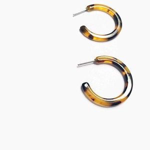 Minimalist Earrings Tortoise Shell Hoops 画像 2