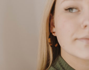 Minimalist Earrings - Medium Tortoise Shell Hoops