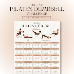 Op de afbeelding: Een printbaar 30 Day Pilates Dumbbell Challenge PDF-schema met zwarte tekst op een witte achtergrond. Het document bevat vijf geïllustreerde oefenposities gelabeld van A tot E, gevolgd door een raster voor het bijhouden van dagelijkse herhalingen.