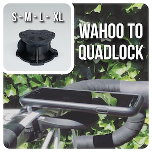 Op de afbeelding: Zwarte Wahoo naar Quad Lock adapter voor fietsstuur. De afbeelding toont een zwarte telefoonhoes die aan het stuur is bevestigd. De tekst "S-M-L-XL" staat boven een zwarte adapter. De tekst "WAHOO TO QUADLOCK" is wit.