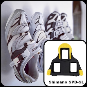 Pode incluir: Sapatos de ciclismo brancos e cinzentos com detalhes em preto e vermelho, com correias ajustáveis. Uma placa Shimano SPD-SL preta e amarela é exibida abaixo. O texto "Shimano SPD-SL" é visível.