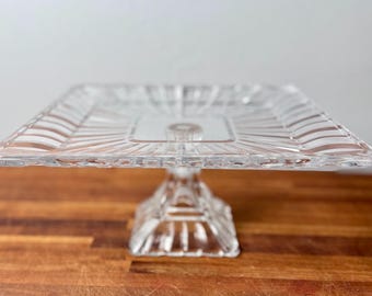 Vintage fyrkantigt glas tårtfat i klar pressad glaspiedestal dessertservering ribbat solstrålemönster
