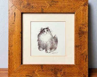 Affiche de chat gris duveteux de Judy Rossouw, cadre en bois rustique, décoration murale style cottagecore