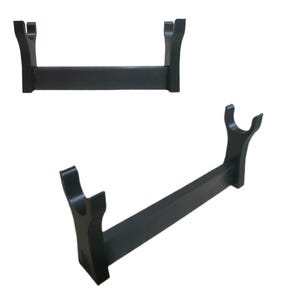 Può includere: Supporto per spada in legno nero con due supporti curvi. Il supporto è progettato per tenere una spada orizzontalmente. Il supporto è in legno e ha un design semplice ed elegante. Adatto per esporre una katana o spade simili.