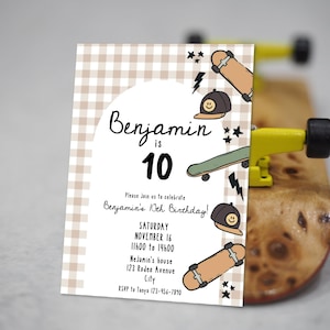 Peut inclure: Une invitation d'anniversaire avec un fond à carreaux beiges et blancs. L'invitation présente le texte "Benjamin a 10 ans" avec des illustrations de skateboard et de chapeau. Des détails de la fête sont également inclus.