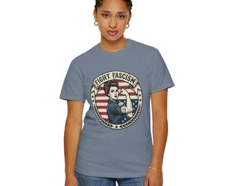 Camiseta "Lute contra o Fascismo" da Rosie the Riveter | Emblema retrô da bandeira americana